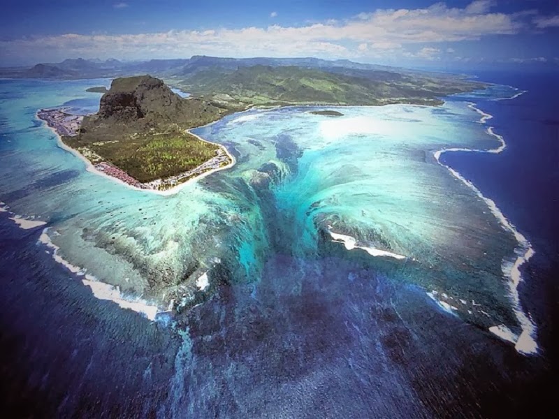 Catarata bajo el agua en Isla Mauricio