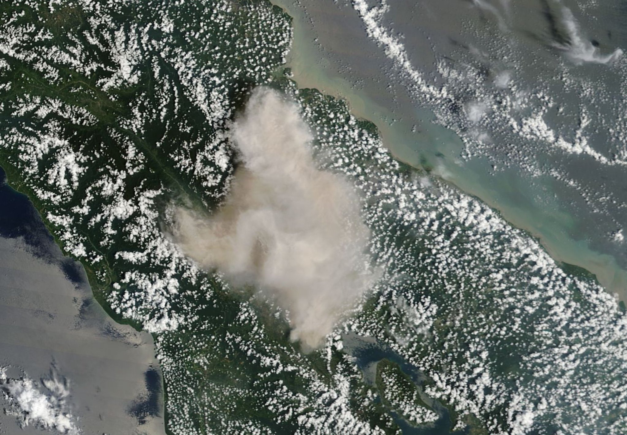 Erupcuión del Monte Sinabung desde el espacio