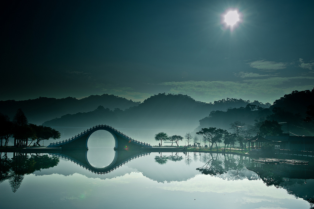 Moon Bridge in Dahu Park, Taipei. Photo by bbe022001 on Flickr.