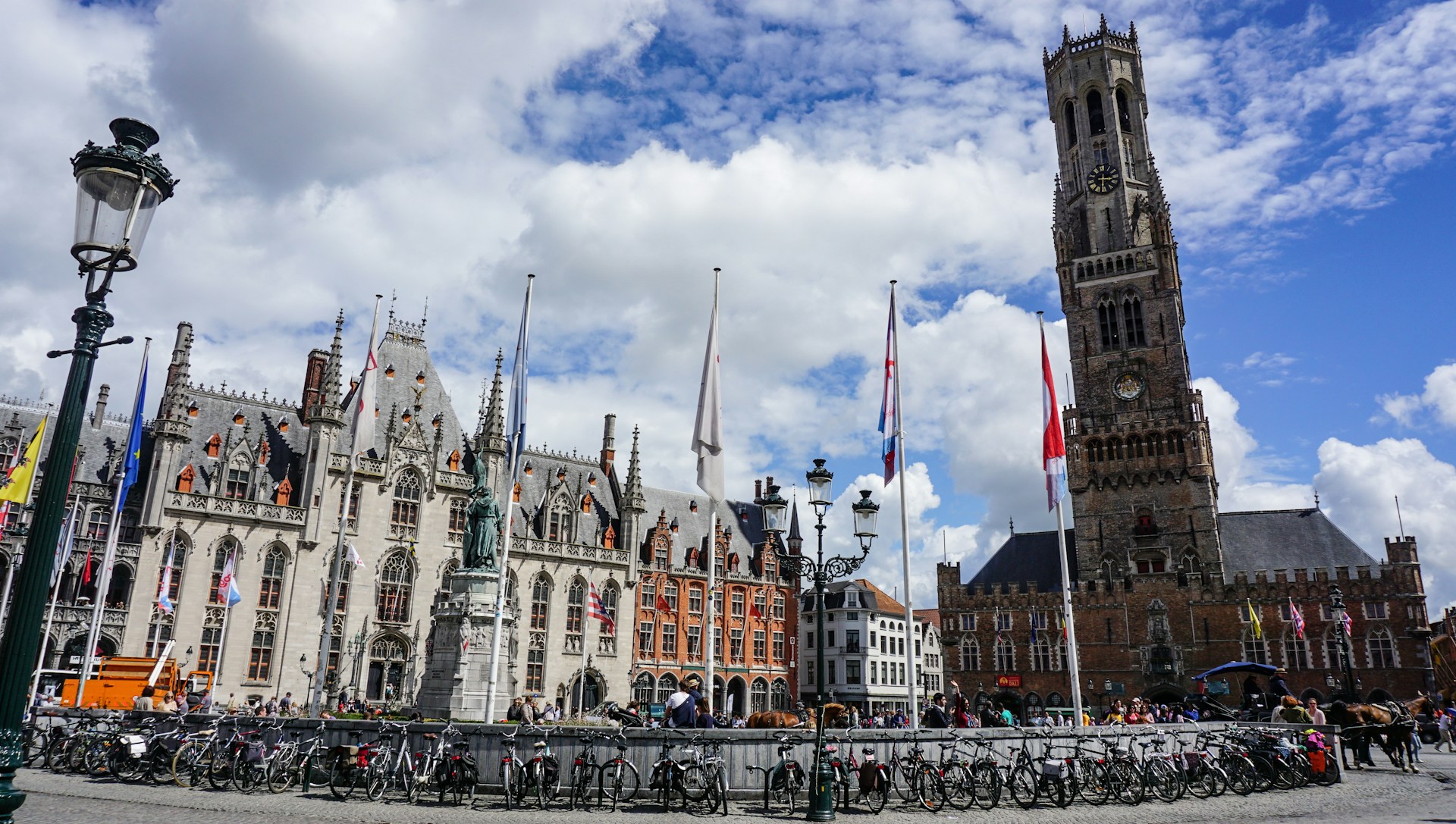 a-day-in -Bruges-grote-markt a-day-in -Bruges-grote-markt